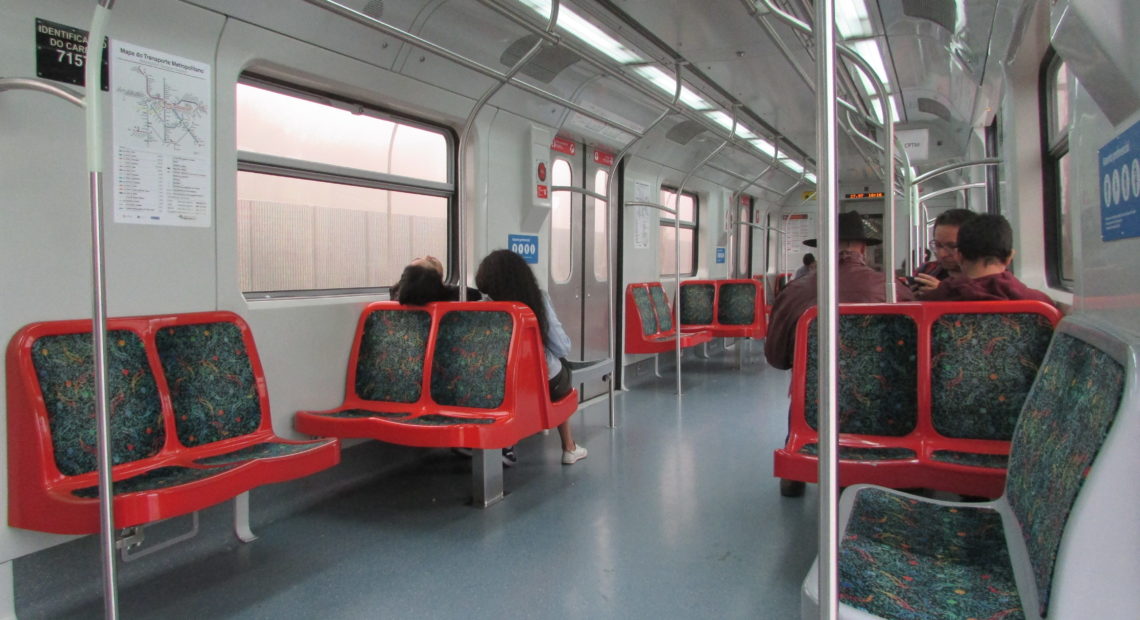 NO METRÔ: COMO UMA FOLHA DE PAPEL